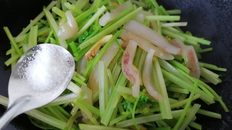 芹菜炒鱿鱼,加入一勺盐调味