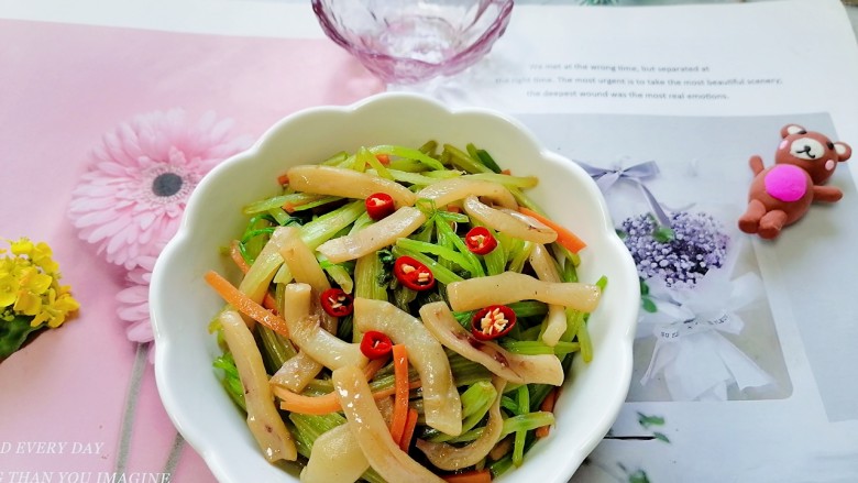 芹菜炒鱿鱼,拍上成品图,一道美味又下饭的芹菜炒鱿鱼就完成了。