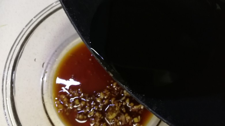 凉拌杏鲍菇,挑去八角花椒,浇到料汁碗里,拌匀。