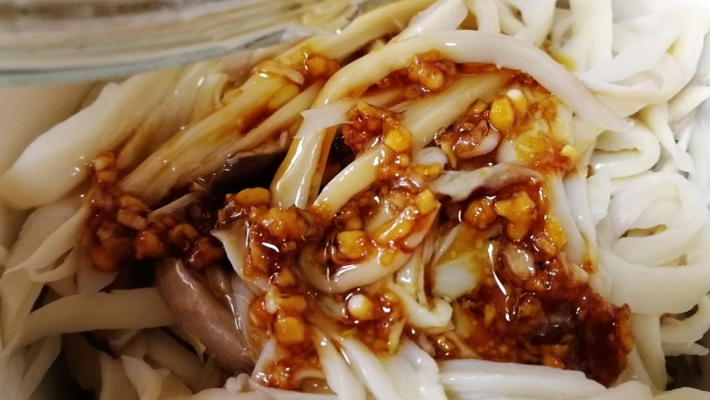 凉拌杏鲍菇,淋在杏鲍菇上即可,最简单的调料,美味完成。