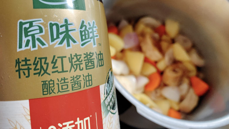 土豆烧肥肠,加2勺<a style='color:red;display:inline-block;' href='/shicai/ 31426'>红烧酱油</a>,调味并上色。