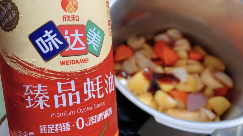 土豆烧肥肠,3勺臻品<a style='color:red;display:inline-block;' href='/shicai/ 721'>蚝油</a>,增鲜