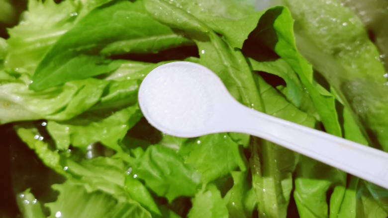 清炒油麦菜,<a style='color:red;display:inline-block;' href='/shicai/ 155'>油麦菜</a>清洗干净,加4克盐泡一泡。