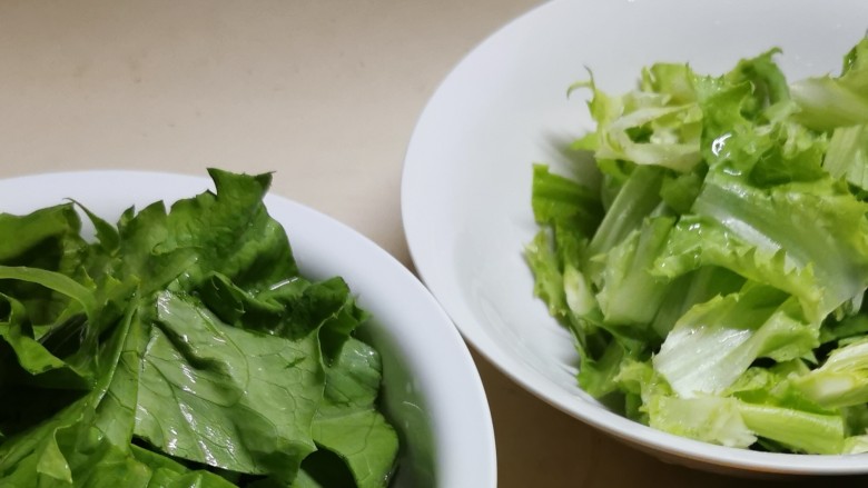 清炒油麦菜,切寸段,菜梗菜叶分开放。