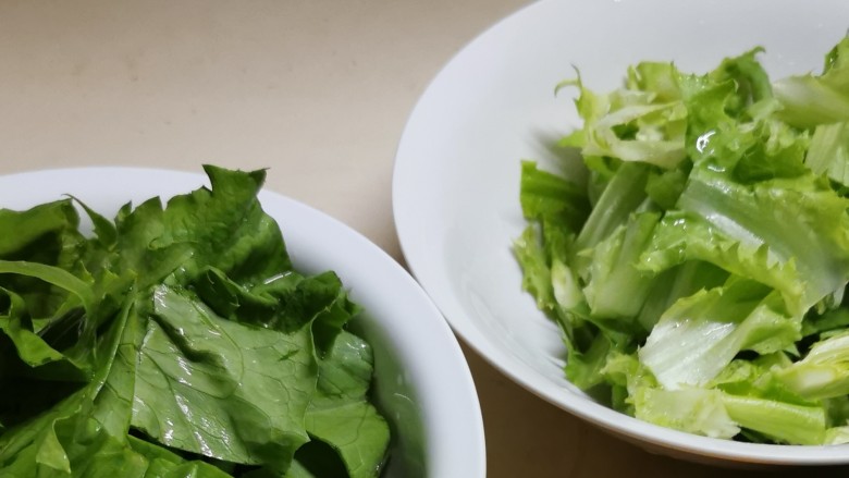 清炒油麦菜,切寸段，菜梗菜叶分开放。