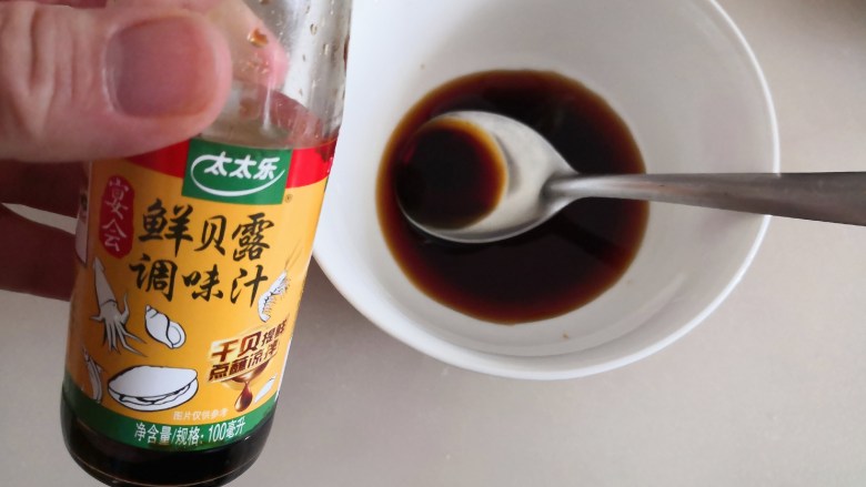 爽口凉拌菜,接下来调酱汁,将所需要的调味料放到一个干净的碗里,充分搅拌均匀,记得还要加入3勺左右的凉开水,