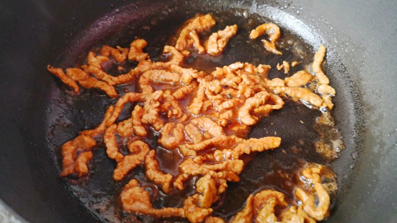 爽口凉拌菜,锅里放油,油热后把腌好的肉丝下锅翻炒,炒至猪肉变色后,加入<a style='color:red;display:inline-block;' href='/shicai/ 692'>酱油</a>翻炒出香味,盛出备用,
