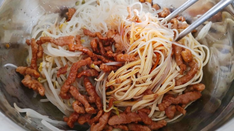 爽口凉拌菜,最后炒好的肉丝放凉以后再加进去,拌匀撒上<a style='color:red;display:inline-block;' href='/shicai/ 131'>香菜</a>就可以盛盘上桌了。