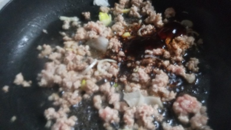 韭菜炒粉丝,加入耗油,<a style='color:red;display:inline-block;' href='/shicai/ 788'>生抽</a>。