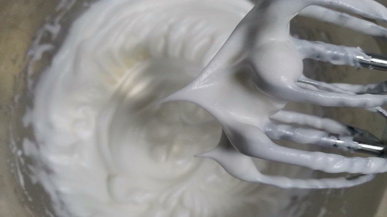 蔓越莓燕麦戚风蛋糕(无油无面粉少糖),蛋白分三次加入白砂糖,打发至硬性发泡