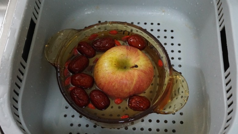 降脂刮油,越喝越美的苹果减脂汤,洗净备用。