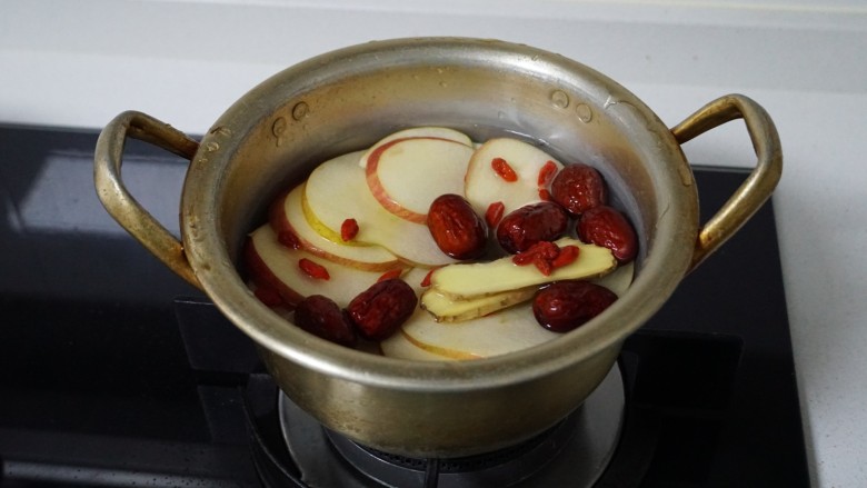降脂刮油,越喝越美的苹果减脂汤,苹果切片,红枣去核切块(我第一次煮忘了切,整个扔进去了)所有食材冷水下锅大火🔥煮沸转小火焖煮十分钟即可。