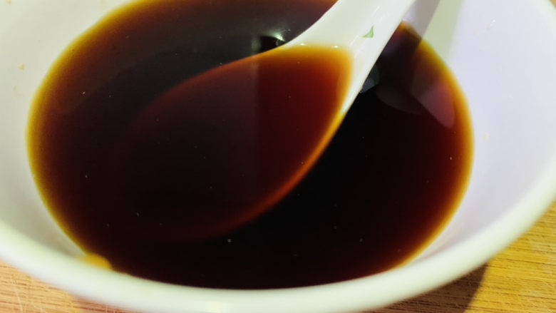 韭菜炒粉丝,加少许清水搅拌均匀,待用