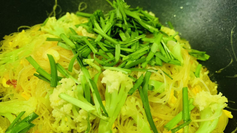 韭菜炒粉丝,转大火,再翻炒一会,撒入韭菜,翻炒,起锅