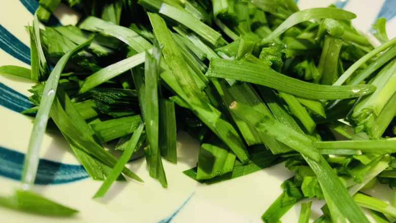 韭菜炒粉丝,将韭菜冲洗干净,切段