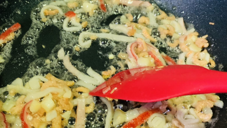韭菜炒粉丝,热锅,加食用油,干贝海米蟹肉棒沥干水,倒入锅中炒香