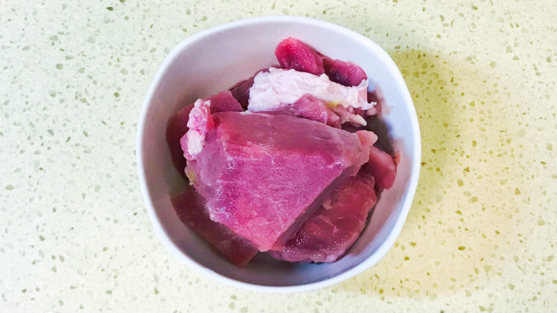 杏鲍菇炒肉片,<a style='color:red;display:inline-block;' href='/shicai/ 414'>猪肉</a>洗净,切成薄片