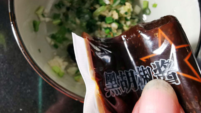 凉拌杏鲍菇,加入黑胡椒酱