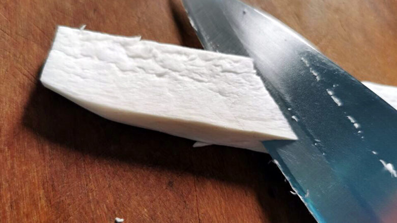 凉拌杏鲍菇,切成长条状,斜刀切入,不切断