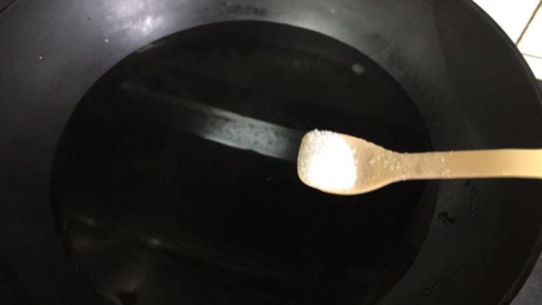 荠菜炒鸡蛋,锅内烧水,加点盐