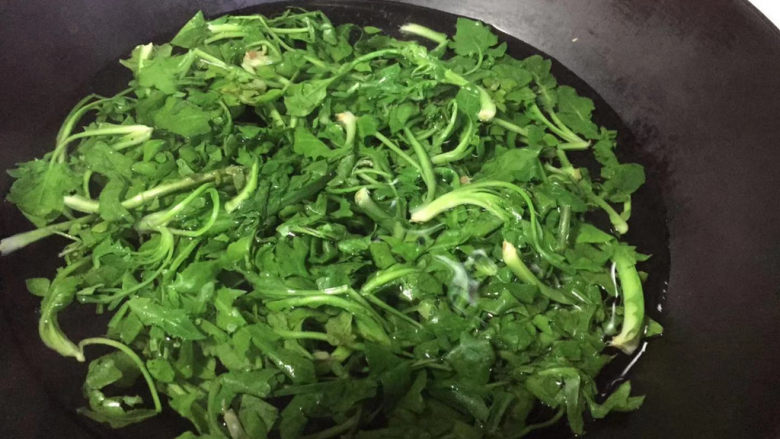 荠菜炒鸡蛋,像这样软了,就可以捞出来了