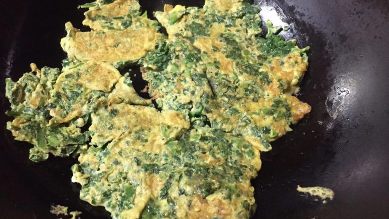 荠菜炒鸡蛋,凝固了翻个面,两面都凝固就熟了