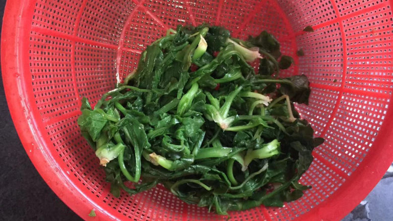 荠菜炒鸡蛋,捞出控下水份