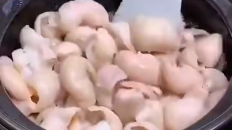 土豆烧肥肠,倒入砂锅翻炒均匀。