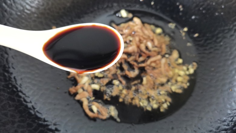 韭菜炒香干,加入<a style='color:red;display:inline-block;' href='/shicai/ 788'>生抽</a>