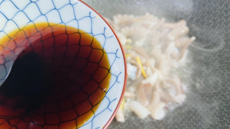 爆炒鱿鱼须,倒入酱汁