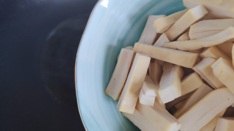 韭菜炒香干,待锅内油热,下香干