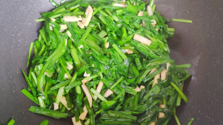 韭菜炒香干,翻炒至韭菜稍稍变软,体积变小
