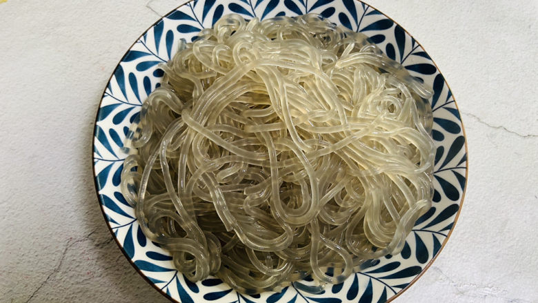 韭菜炒粉丝,红薯粉丝提前用热水泡软,泡软后加入一勺食用油搅拌均匀,防止粘连