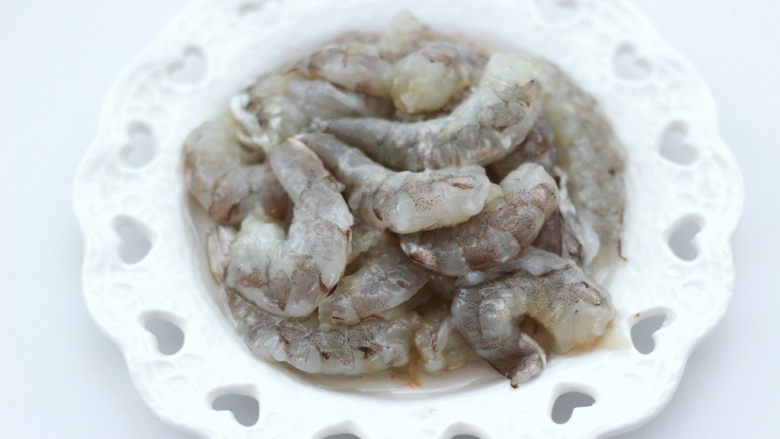 芥末青瓜蓉海虾时蔬饼,<a style='color:red;display:inline-block;' href='/shicai/ 294'>海虾</a>去虾头去虾壳,虾线洗净。