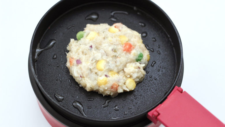 芥末青瓜蓉海虾时蔬饼,锅烧热后,抹薄薄一层食用油,把搅拌好的虾泥整成圆球摁扁放入锅中开始煎制。
