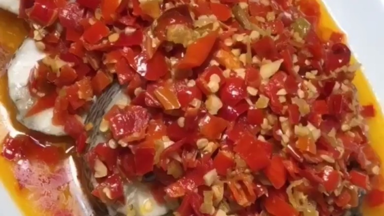 剁椒鲈鱼,,在把剁椒铺均匀。