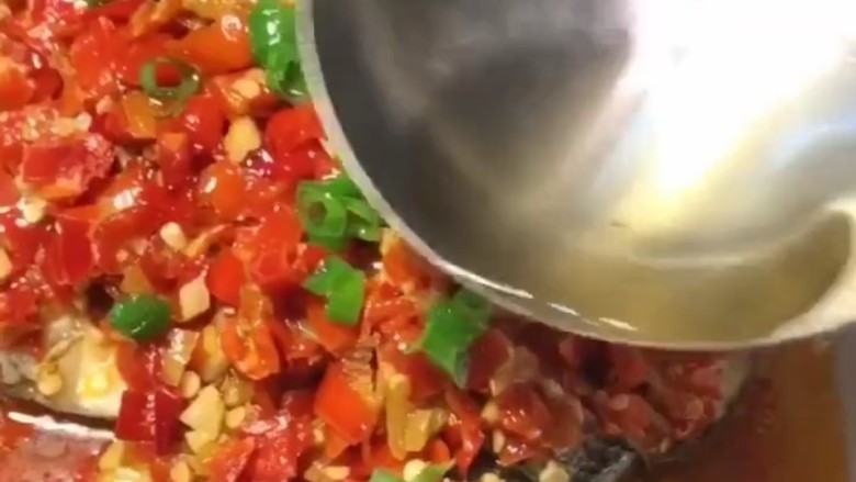 剁椒鲈鱼,,在浇上热油完成。
