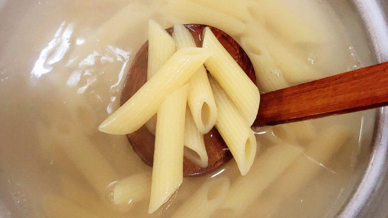 牛排意面,锅中烧开水,放入意面煮8分钟。