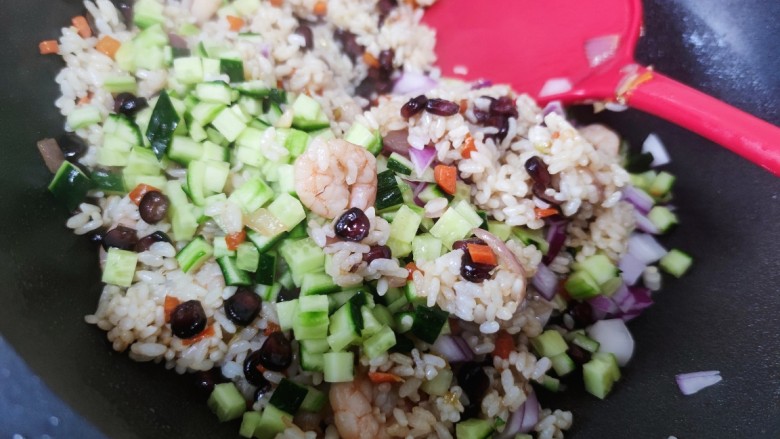 多彩虾仁炒饭,放入<a style='color:red;display:inline-block;' href='/shicai/ 54'>黄瓜</a>丁,洋葱丁翻炒一下。