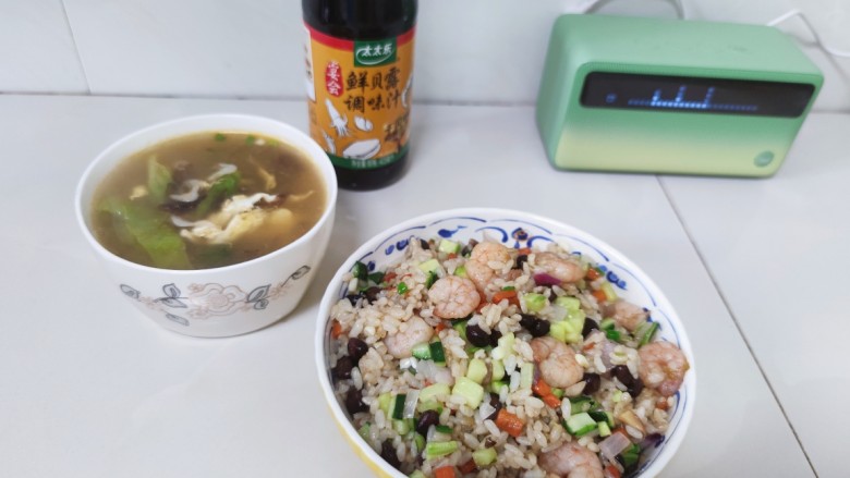 多彩虾仁炒饭,搭配虾米紫菜三鲜汤,就是一餐营养均衡的美味,孩子爱吃,妈妈省心。