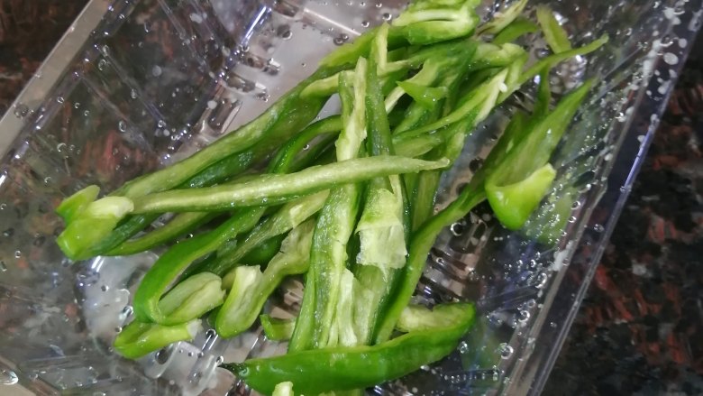 凉拌杏鲍菇,菜椒切丝