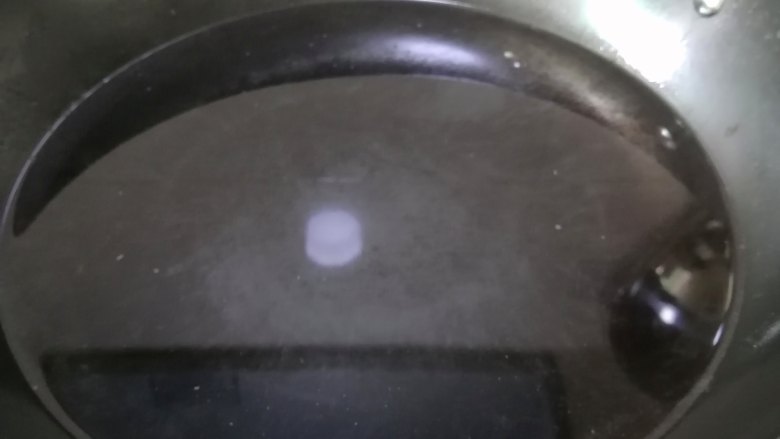 凉拌杏鲍菇,锅内加入适量清水