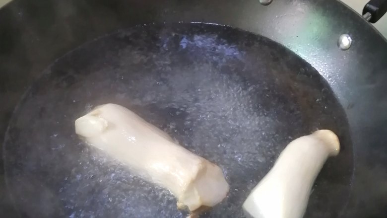 凉拌杏鲍菇,烧开水后，加入杏鲍菇