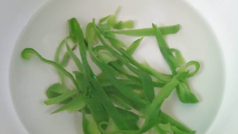 凉拌杏鲍菇,菜椒丝焯水2分钟后，捞出，浸入凉白开里面迅速降温