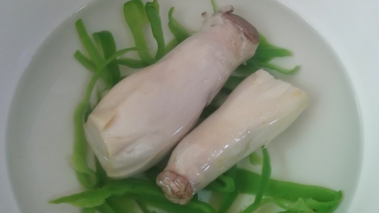 凉拌杏鲍菇,杏鲍菇焯水7~8分钟后，捞出同样浸入凉白开里降温