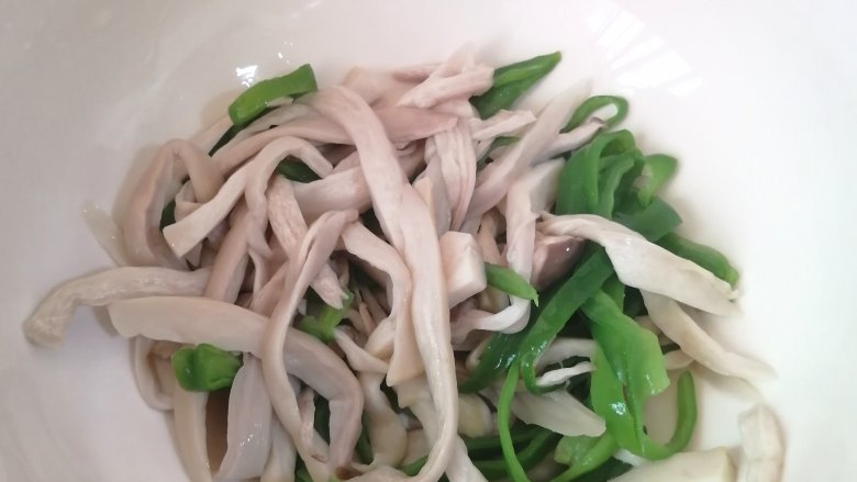 凉拌杏鲍菇,待杏鲍菇不烫手时，撕成条状