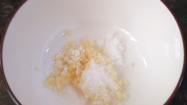 凉拌杏鲍菇,加入盐、<a style='color:red;display:inline-block;' href='/shicai/ 756'>鸡精</a>和<a style='color:red;display:inline-block;' href='/shicai/ 869'>白砂糖</a>