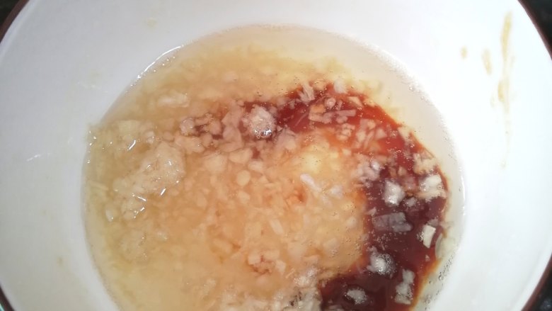 凉拌杏鲍菇,滚油注入蒜末里，拌匀