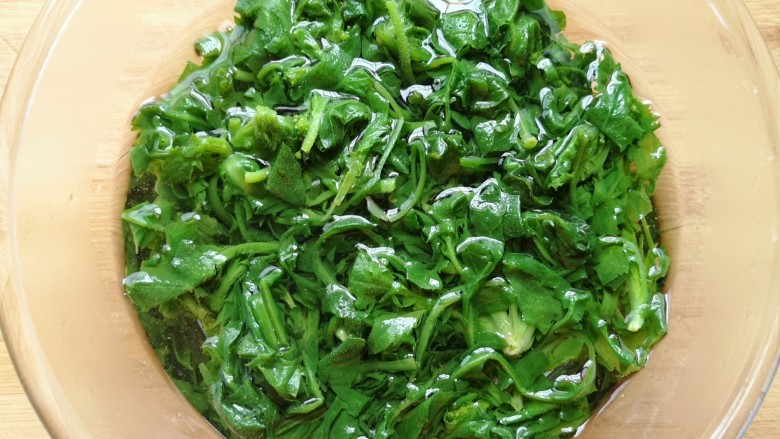 荠菜拌香干,捞出过凉水。
