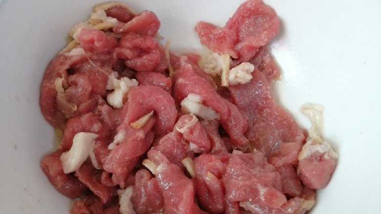 菜椒炒牛肉,<a style='color:red;display:inline-block;' href='/shicai/ 216'>牛肉</a>切片，加入油、盐<a style='color:red;display:inline-block;' href='/shicai/ 718'>料酒</a><a style='color:red;display:inline-block;' href='/shicai/ 37'>姜</a>丝，腌15分钟